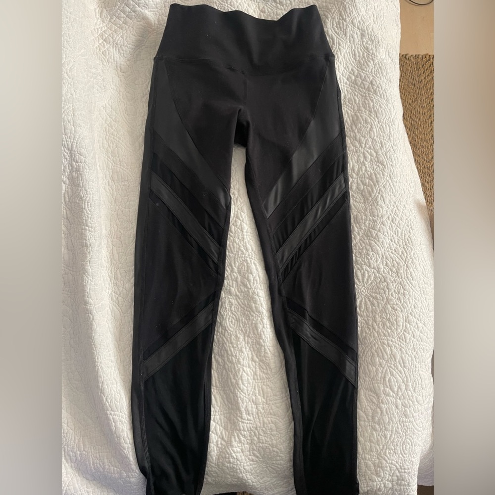 Alo Yoga - high waisted black mesh pattern leggings
